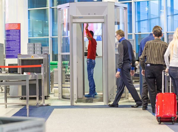 Вооруженный мужчина пожаловался на охрану аэропорта Домодедово, пропустившую его с пистолетом внутрь аэровокзала
