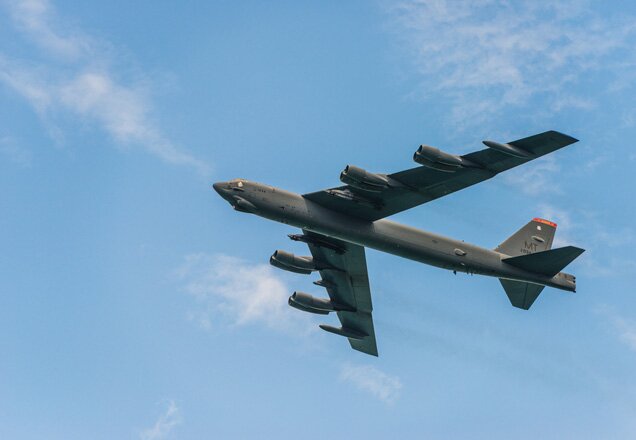 Бомбардировщик B-52 ВВС США впервые нанес удар по позициям ИГ в Ираке