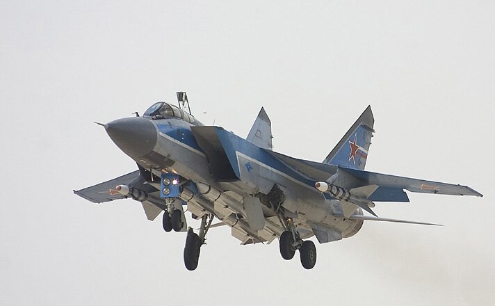 Истребители МиГ-31 успешно перехватили нападение условного противника в небе Урала и Сибири