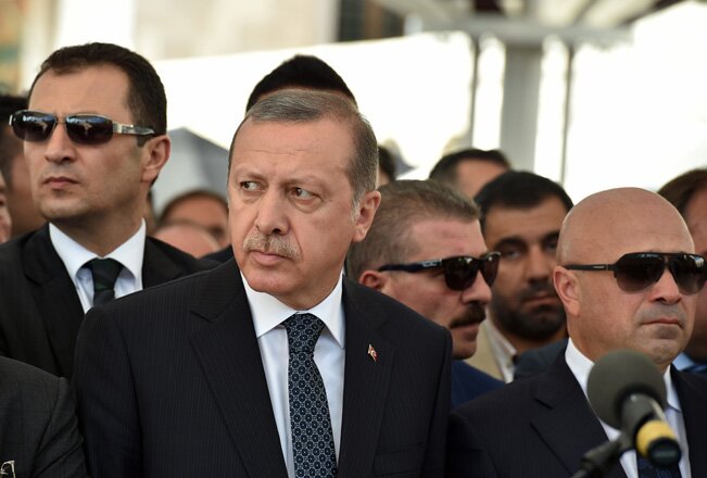 Находчивость или безумие: телохранители Эрдогана «спасли» турецкого президента криками
