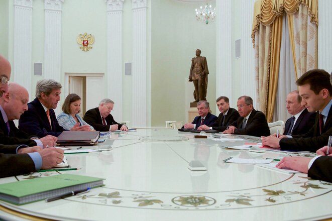 Керри на встрече с Путиным призвал к ускорению минского процесса — Госдеп