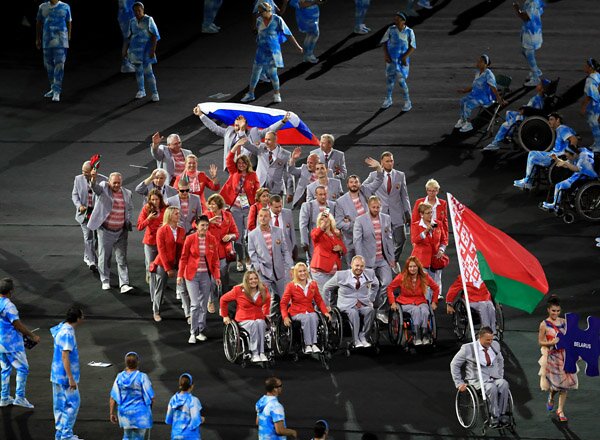 Белорусские спортсмены пронесли флаги России на церемонии открытия Паралимпиады-2016