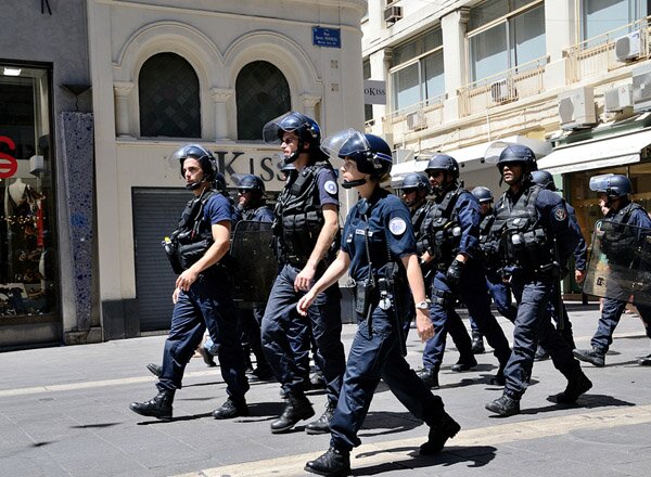 Французские полицейские вновь провели акции протеста в Париже и других городах страны